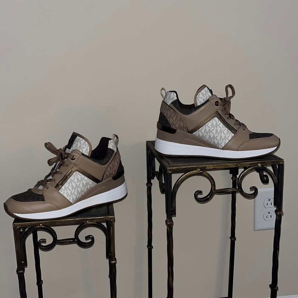 Michael Kors Leather Tan, white signature, brown signature Sneakers. Size 8.5M